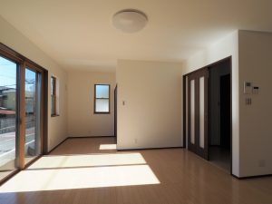 所沢上安松の新築戸建て住宅リビングルームの画像リビングルームにあたたかい日差しが入っています。