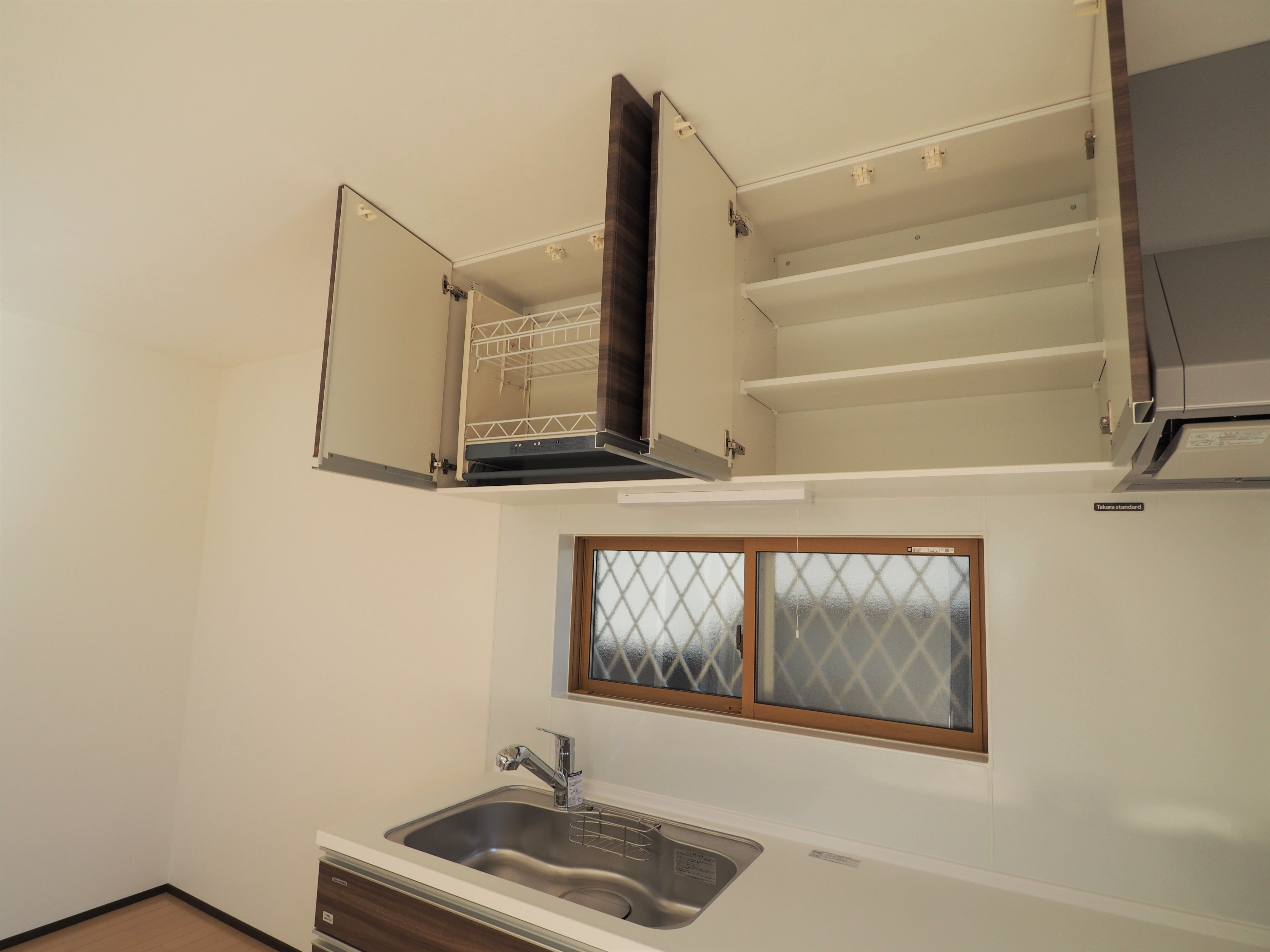 所沢上安松新築戸建て住宅のシステムキッチンの昇降式収納棚画像