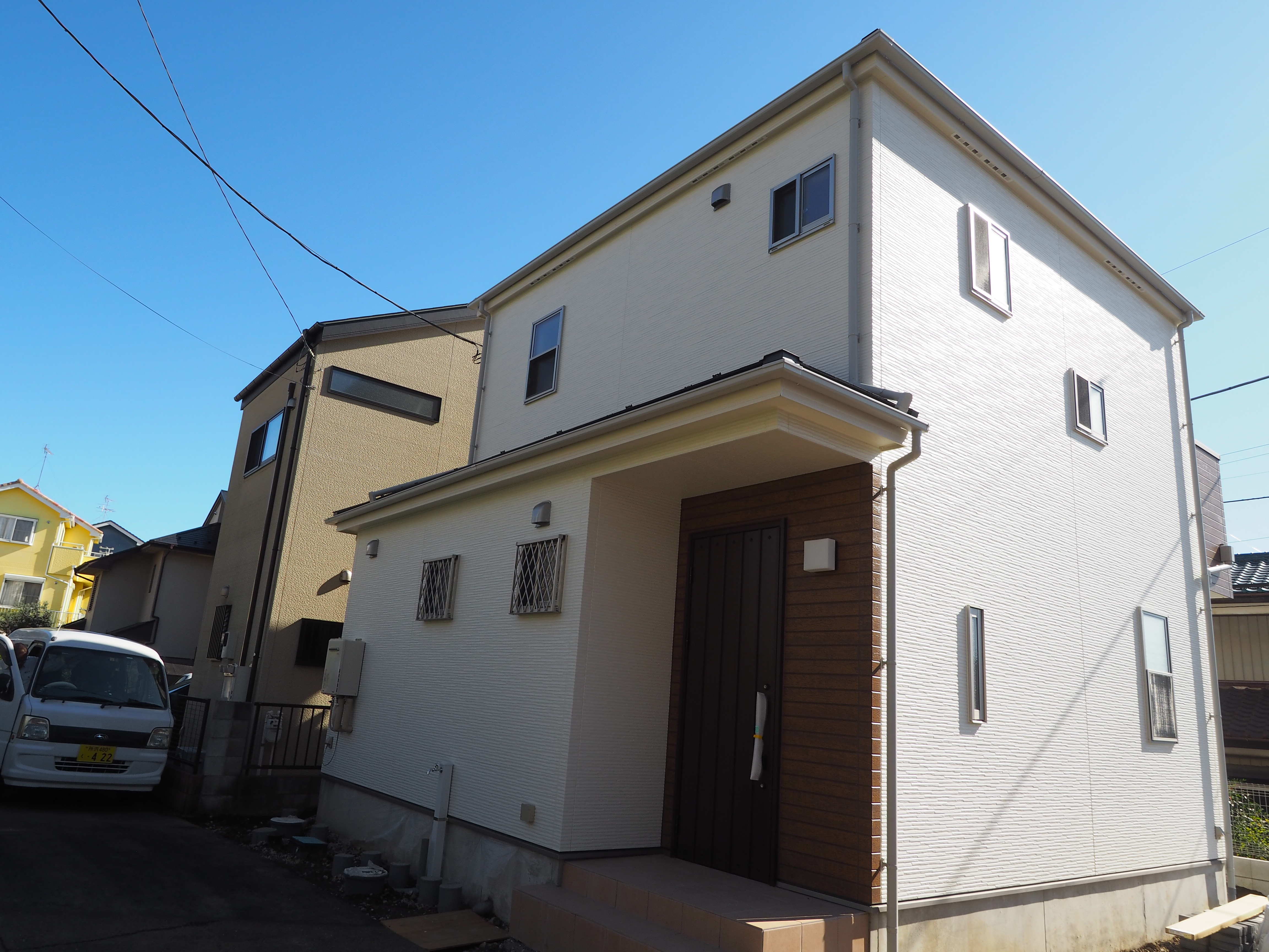 所沢市の住宅街にたたずむ新築一戸建ナチュラルなホワイトカラーの外観画像