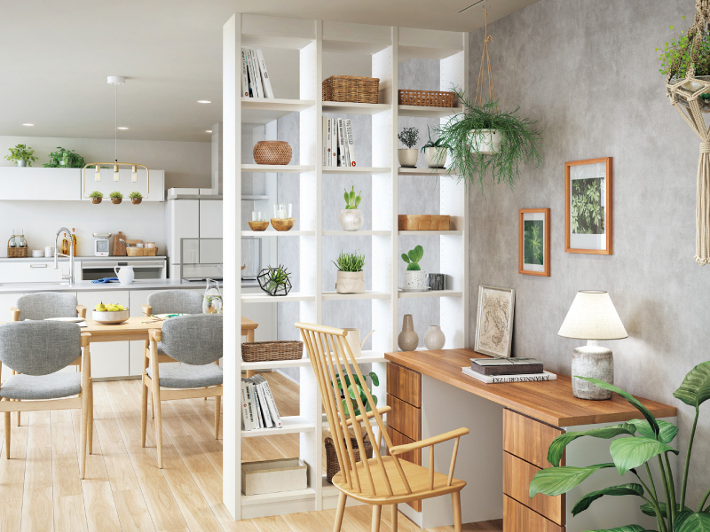 ベージュのフローリングとベージュの家具でナチュラルテイストの空間に観葉植物が映えるリビングとキッチン画像
