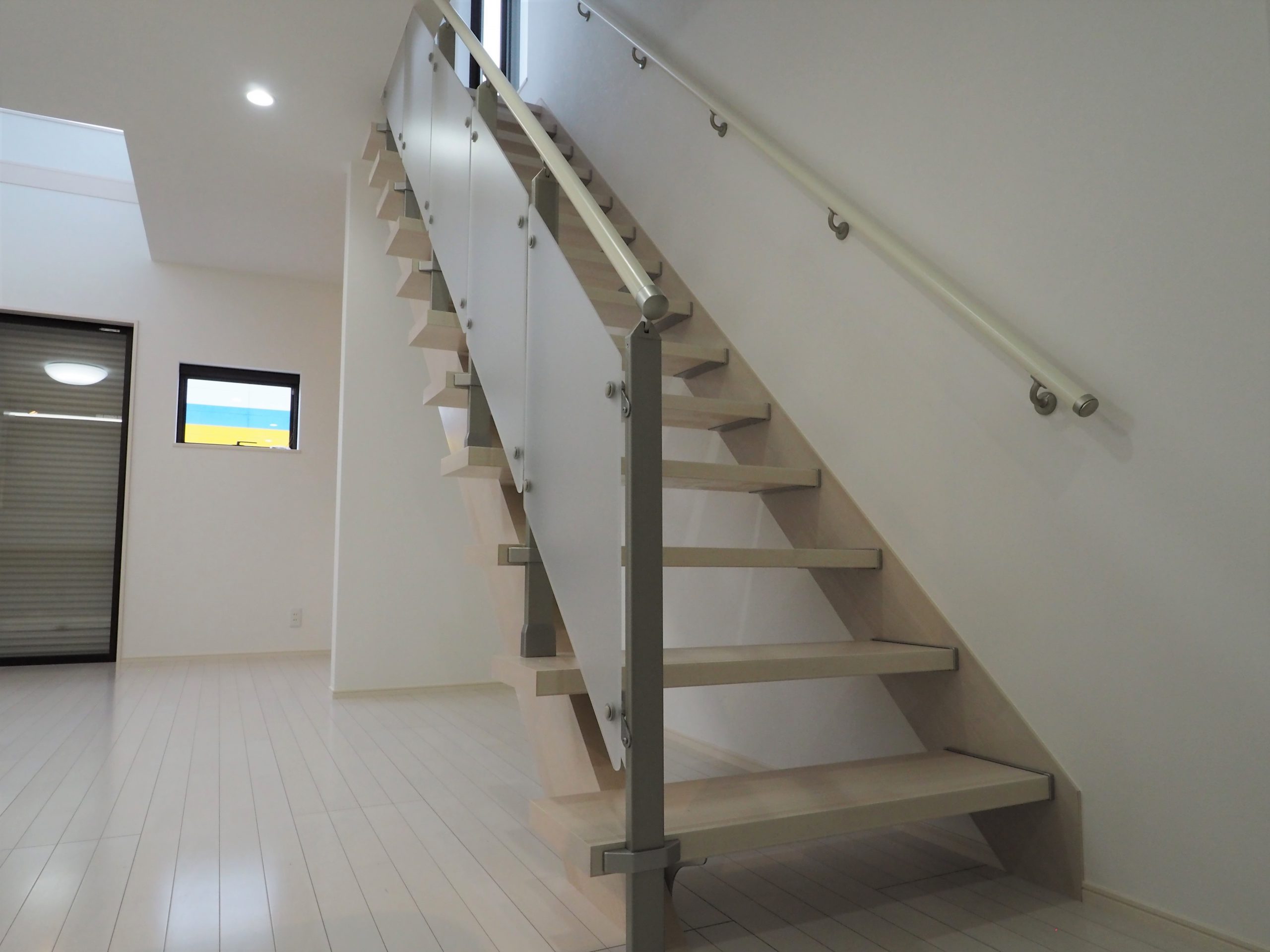 坂戸市にっさい新築戸建て住宅のスケルトン階段画像