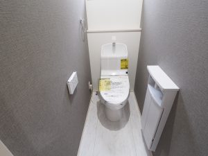 坂戸市にっさい新築戸建住宅のトイレ画像。グレーのアクセントクロスを施してスタイリッシュな雰囲気になりました。
