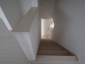坂戸市にっさい新築戸建て住宅の二階とロフトをつなぐ階段画像