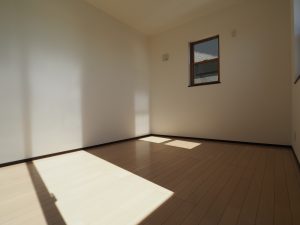 所沢上安松新築戸建て住宅洋室です。。白のクロスを使用して明るい部屋の印象になりました