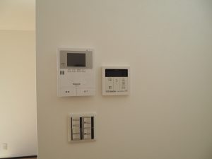 所沢上安松新築戸建住宅のインターフォンモニターと給湯器リモコンと照明スイッチ