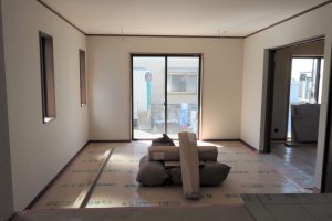 上尾市内新築戸建リビングのクロス工事が完了した画像。