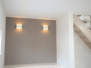 坂戸市にっさい新築戸建て住宅のリビングルームにあるアクセント照明の画像です。アクセントクロスはベージュで二つの照明を付けました。