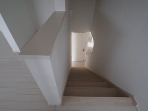 坂戸市にっさい新築店舗カットハウストシのロフトから２階へつながる階段