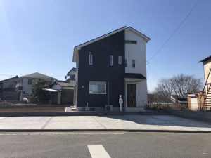 川越市新築戸建住宅外観、黒のモノトーンの外壁と白のアクセントの外壁で目を引く建物になりました。