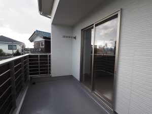 川越市新築戸建住宅のバルコニー、広々としたバルコニーと窓が写っています