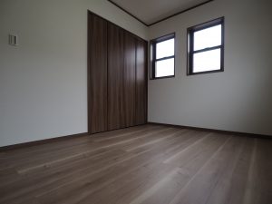 上尾市新築住宅2階洋室クローゼット収納が充実しています