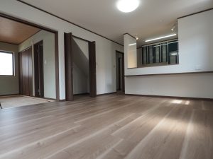 上尾市新築住宅のリビングルーム、キッチンカウンターが設置されているので、朝食をとったりパソコンスペースとしても利用できます