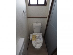 上尾市新築住宅の２階ウォッシュレット付トイレ、トイレのドアはブルーで可愛らしい印象です