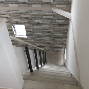 日高市内オリジナルハウスやまきゅーぶの新築工事画像です、2階へつながる階段はスケルトンを施しています