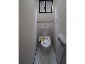 日高市内オリジナルハウスやまきゅーぶのトイレ、白で統一し清潔感があります