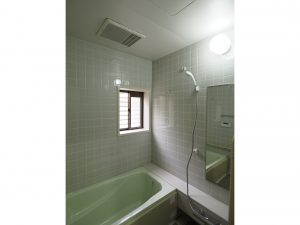 飯能美杉台リフォーム現場のバスルーム、淡いグリーンで統一されています