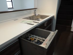 ふじみ野市内新築工事のキッチンに設置した食器洗い乾燥機です