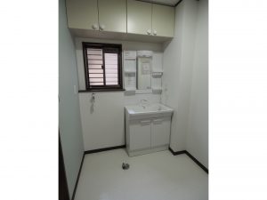 飯能美杉台リフォームの洗面化粧台は白で統一して清潔感のある印象になりました。