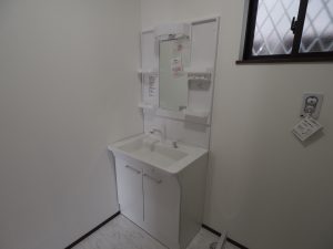 ふじみ野市内新築工事の清潔感あふれる白い洗面化粧台です