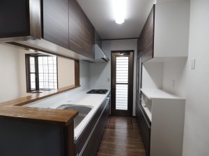 飯能美杉台リフォームで設置したキッチンはタカラスタンダード製オフェリアです。ウッド調の扉はホーローの素材です