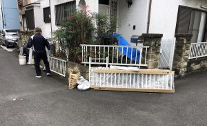 鶴ヶ島市フェンス工事の取外し作業をしている画像です。フェンスの取外し作業を作業員が行っています。