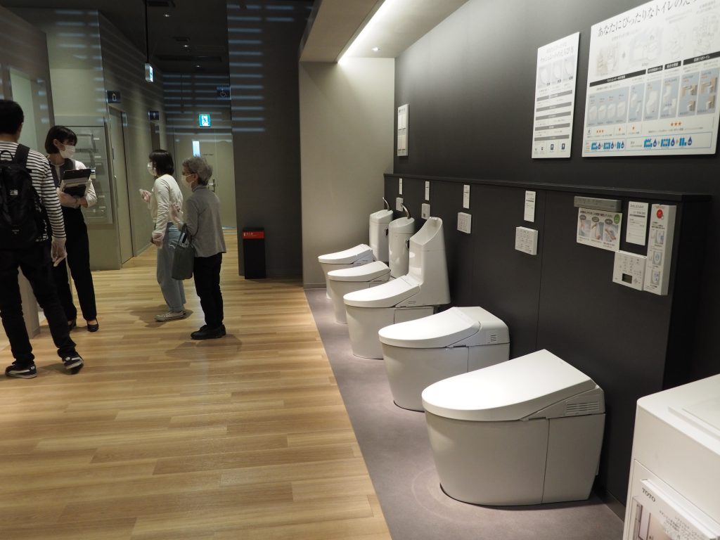 TOTOショールーム川越店に展示されているトイレ、5台のトイレがあります