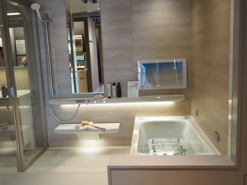 TOTO川越ショールームに展示されているユニットバスシンラは打たせ湯が腰と肩を温めます。大きい画面の浴室テレビが見やすく毎日の入浴時間が楽しみになります