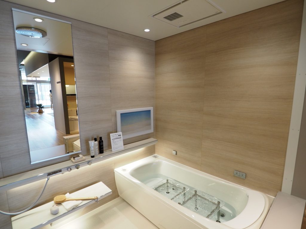 TOTO川越ショールームの展示されている浴室コーナーです。肩と腰を温かさで包み込む打たせ湯が上質で心休まる入浴タイムを味わえます。