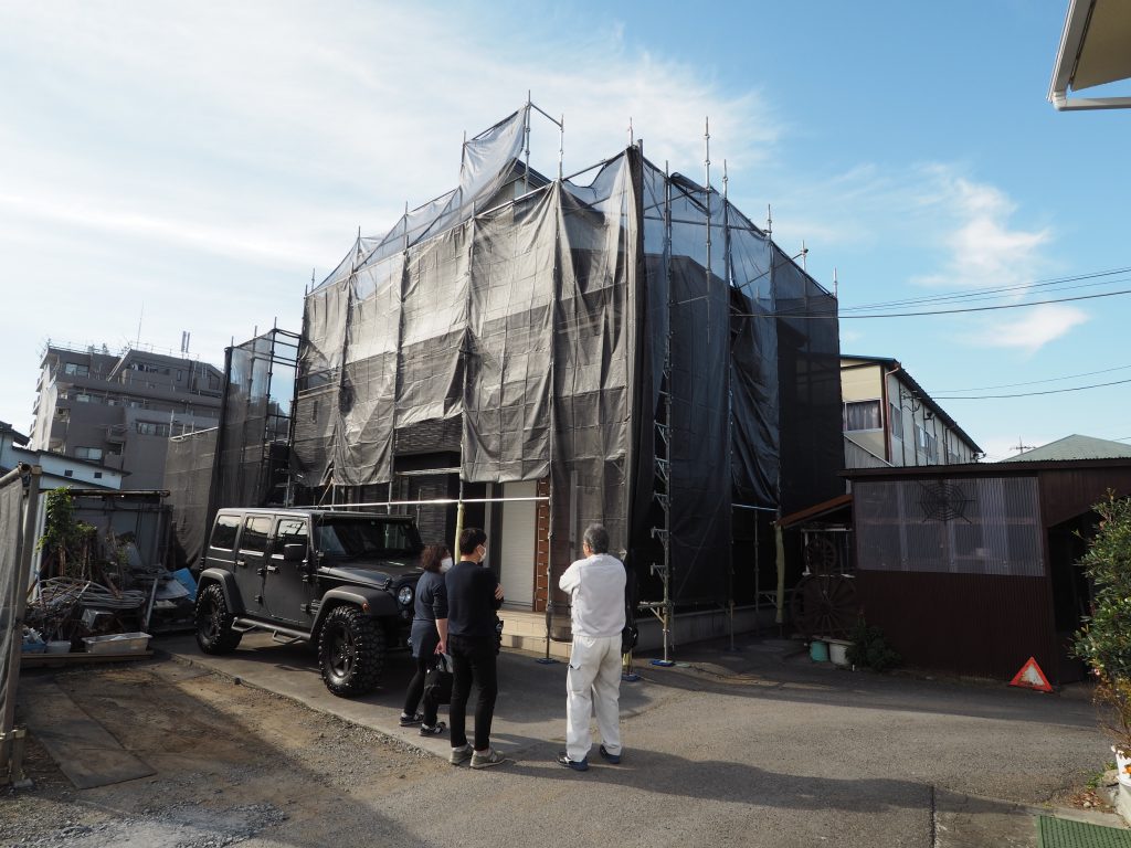 上尾市原市にある戸建て住宅の外壁塗装工事で足場を掛けて作業をしているところが写っています