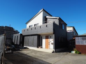上尾市原市戸建て住宅外壁塗装工事で白とグレーのツートンカラーで仕上げた外装が写っています。
