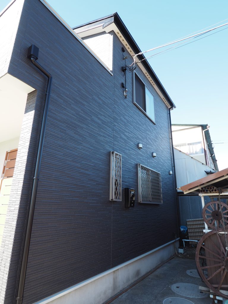 上尾市原市戸建て住宅外壁塗装工事黒とグレーのマーブルカラーの外壁が写っています