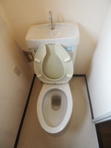 プレミール和光505号室の白いトイレが写っています