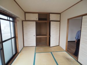 和室の畳と襖が写っています。