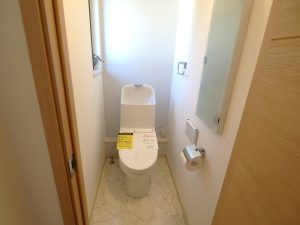 入間市新光の現場でリフォームをしました。TOTO製のトイレは白で清潔感があります。