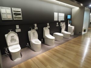 川越市TOTOショールームトイレの展示品です。6個の白いトイレが写っています。