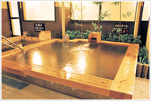 川越市にある川越温泉の浴槽が写っています
