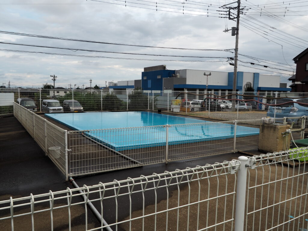 埼玉県川越市のドッグランに併設されている大型プールが写っています。