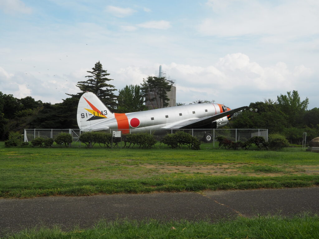 埼玉県所沢市にある所沢航空記念公園に展示されている飛行機のオブジェです。輸送や避難などの時に使用していたそうです。芝生や公園内の木々が写っています。