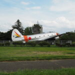 埼玉県所沢市にある所沢航空記念公園に展示されている飛行機のオブジェです。輸送や避難などの時に使用していたそうです。芝生や公園内の木々が写っています。