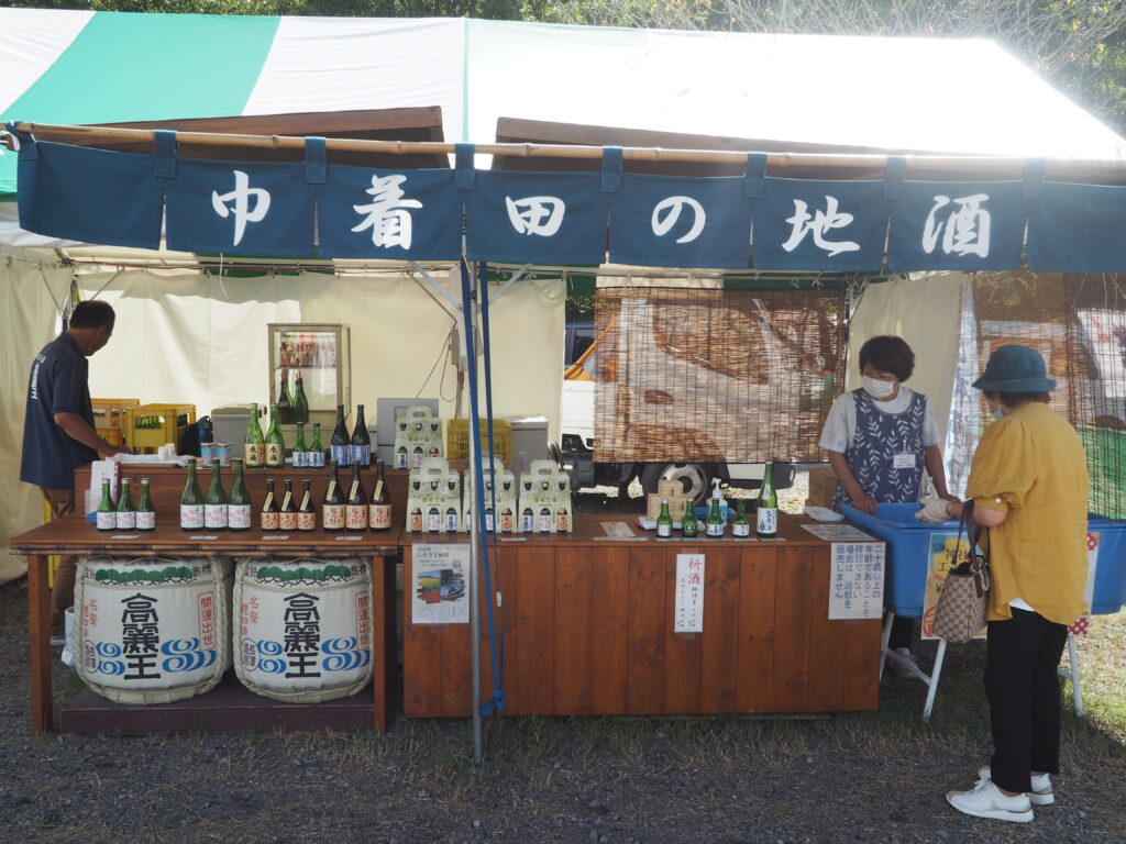 埼玉県日高市巾着田曼殊沙華公園の多目的スペースに出店している長澤酒造には店員やお客様が写っています。