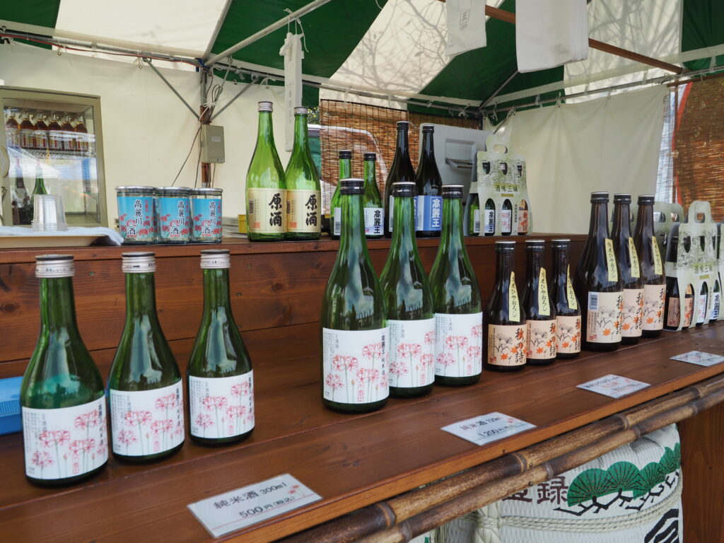 埼玉県日高市巾着田曼殊沙華公園の多目的スペースに出店している長澤酒造の日本酒が並んでいます。