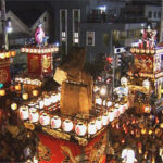 川越祭りの山車とたくさんの人や提灯が写っています。