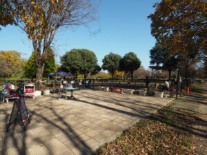 埼玉県川越市の川越水上公園にあるドッグランです。大型犬と小型犬のスペースに区切られていて手前には飲食ができるスペースがあります。