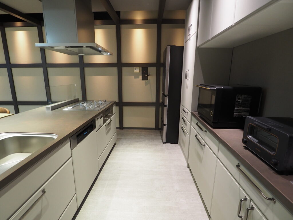 埼玉県川越市クリナップショールームに展示されているシステムキッチンと背面収納棚です