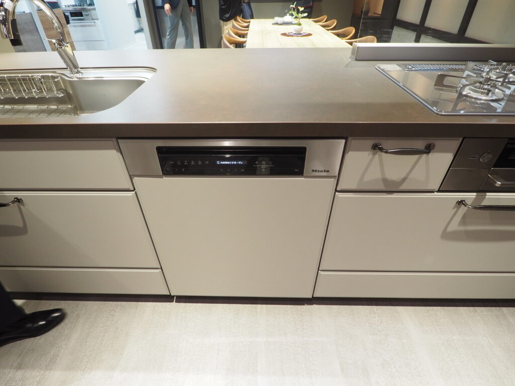 埼玉県川越市クリナップショールームに展示されているシステムキッチン、ドイツ製のビルトイン食洗器が写っています。